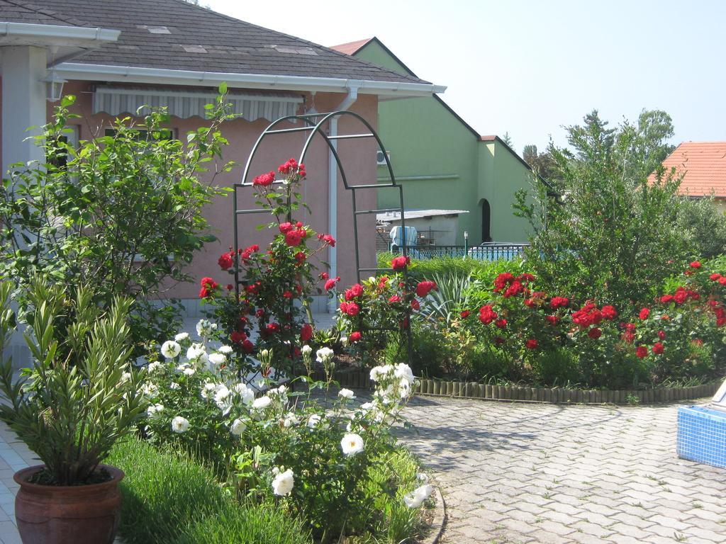 Fészek Apartmanház Vonyarcvashegy Exterior foto